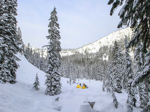 Cross country skiing in Cascade Mountains