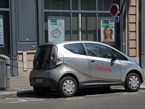 Paris Autolib&#39; &#34;blue cars&#34; are available at several designated points throughout the city.