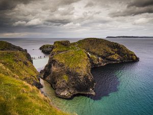 Northern Ireland rope bridge stretching over the Atlantic Ocean to Carrick-a-Rede island