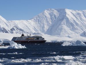 Hurtigruten MS Midnatsol in Antarctica