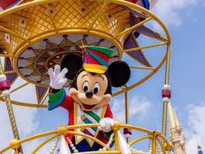 Picture of Mickey waving from a hot air balloon