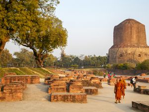 Dhamek Stupa is an ancient monument of Buddhist architecture. Located in Sarnath.
