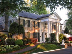 View of the driveway and main building of Graceland mansion
