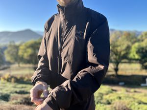 Person wearing the Arc'teryx Atom LT insulated jacket outside