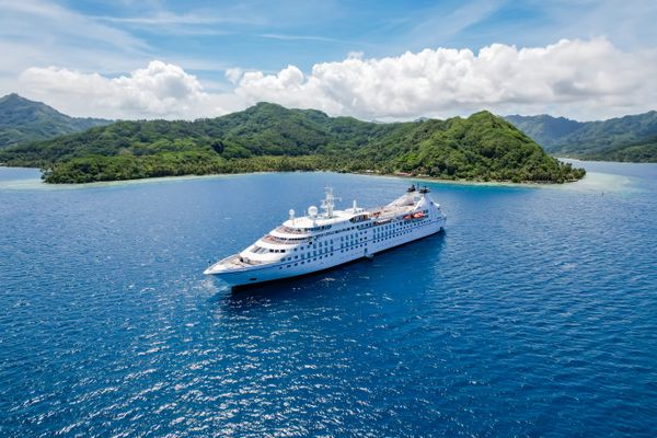 Photo of the Star Breeze in front of the island of Tahiti 