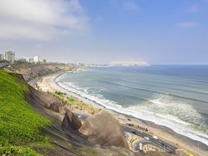 Peru, Lima, Miraflores, skyline, steep coast, road Circuito de Playas