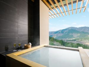 Sengokuhara hotspring tub