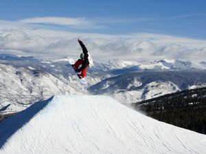 Snowboarder in terrain park